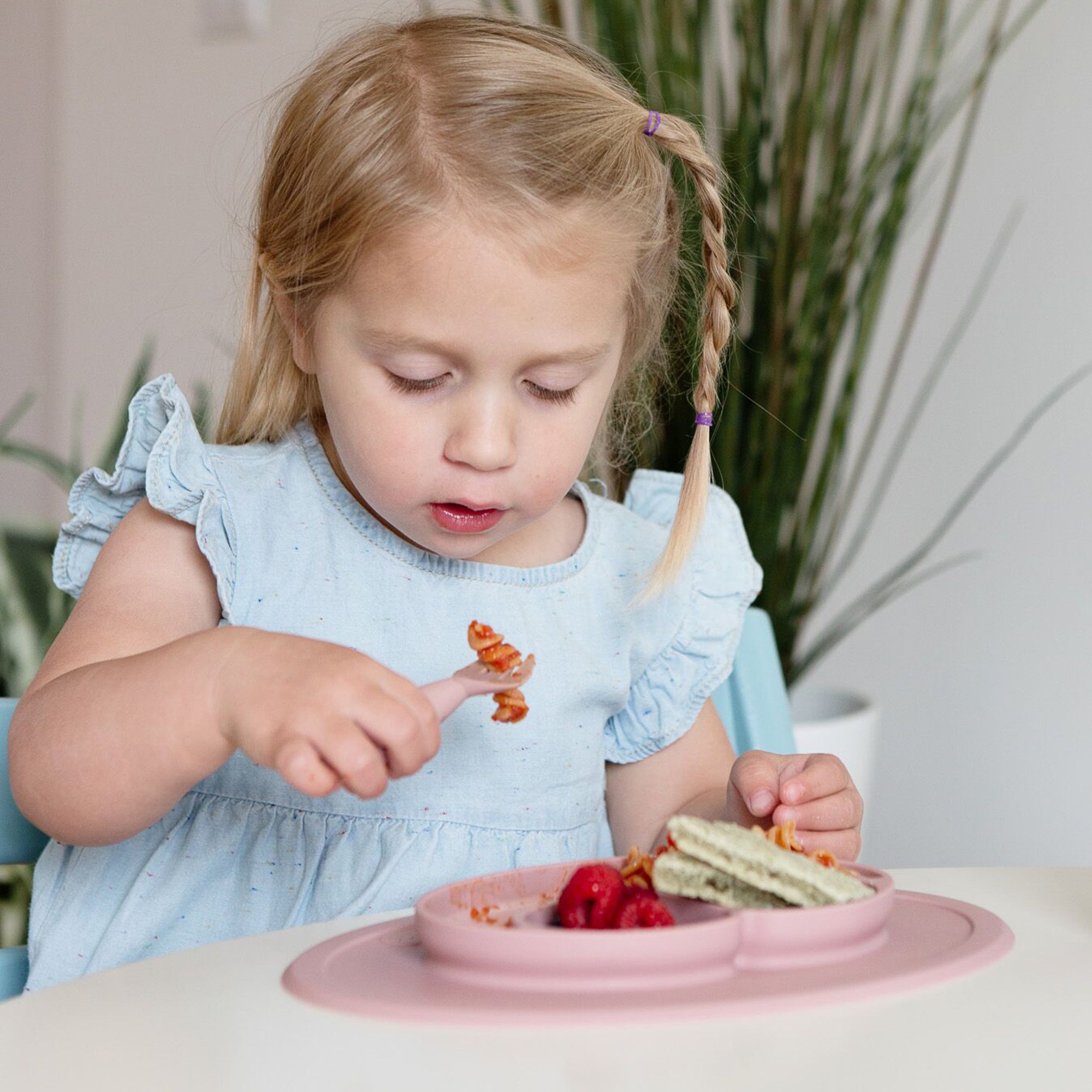 ezpz mini feeding set, blush. Matarstell fyrir börn. Diskur með sogskál og hnífapör. 