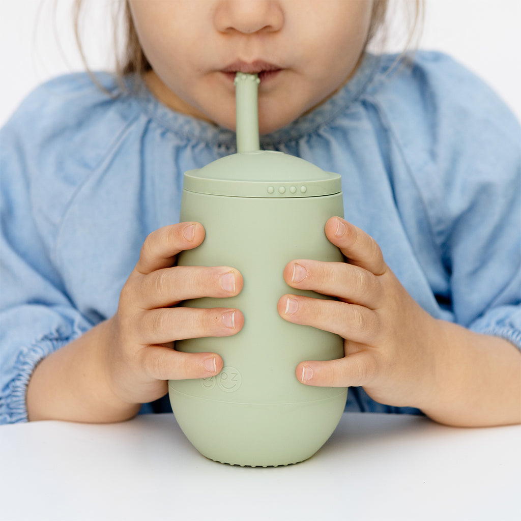 ezpz happy cup glas með röri, sage litur