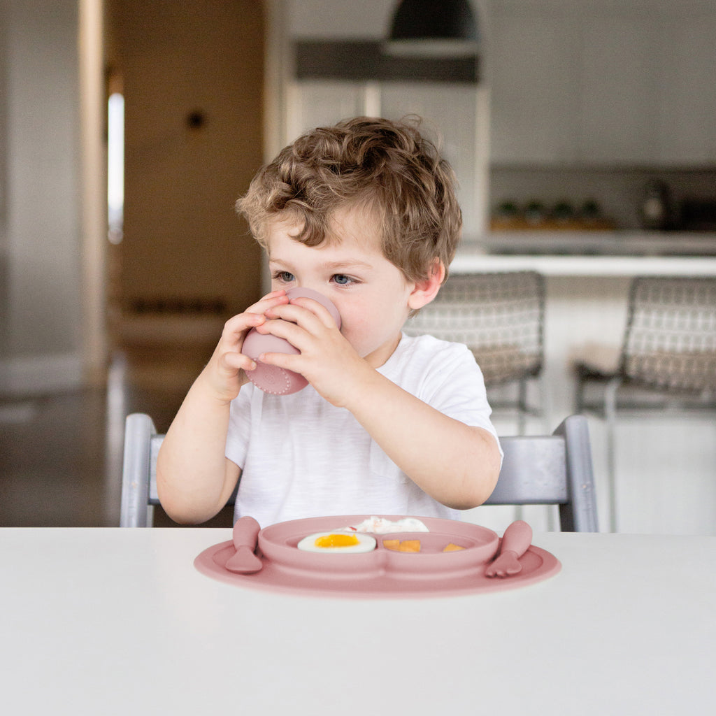 ezpz mini feeding set, blush. Matarstell fyrir börn. Diskur með sogskál og hnífapör. 
