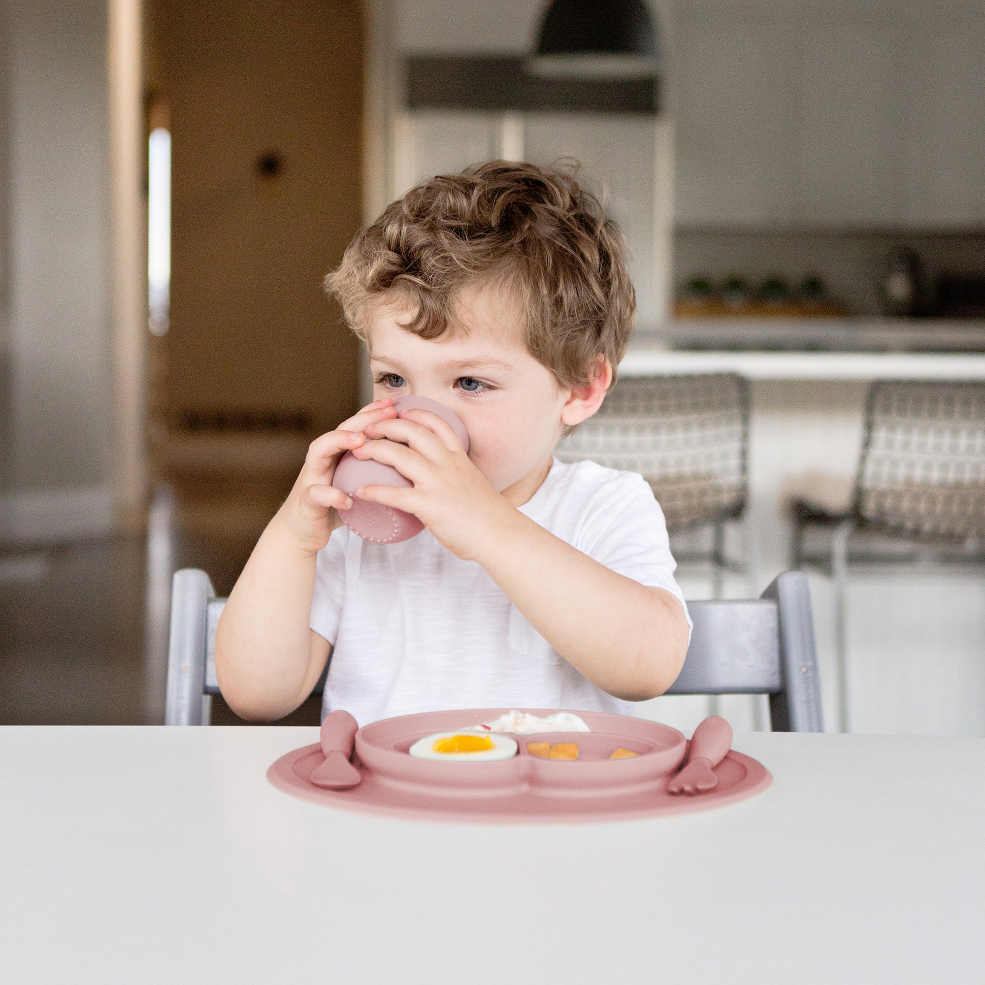 ezpz mini feeding set, blush. Matarstell fyrir börn. Diskur með sogskál og hnífapör. 