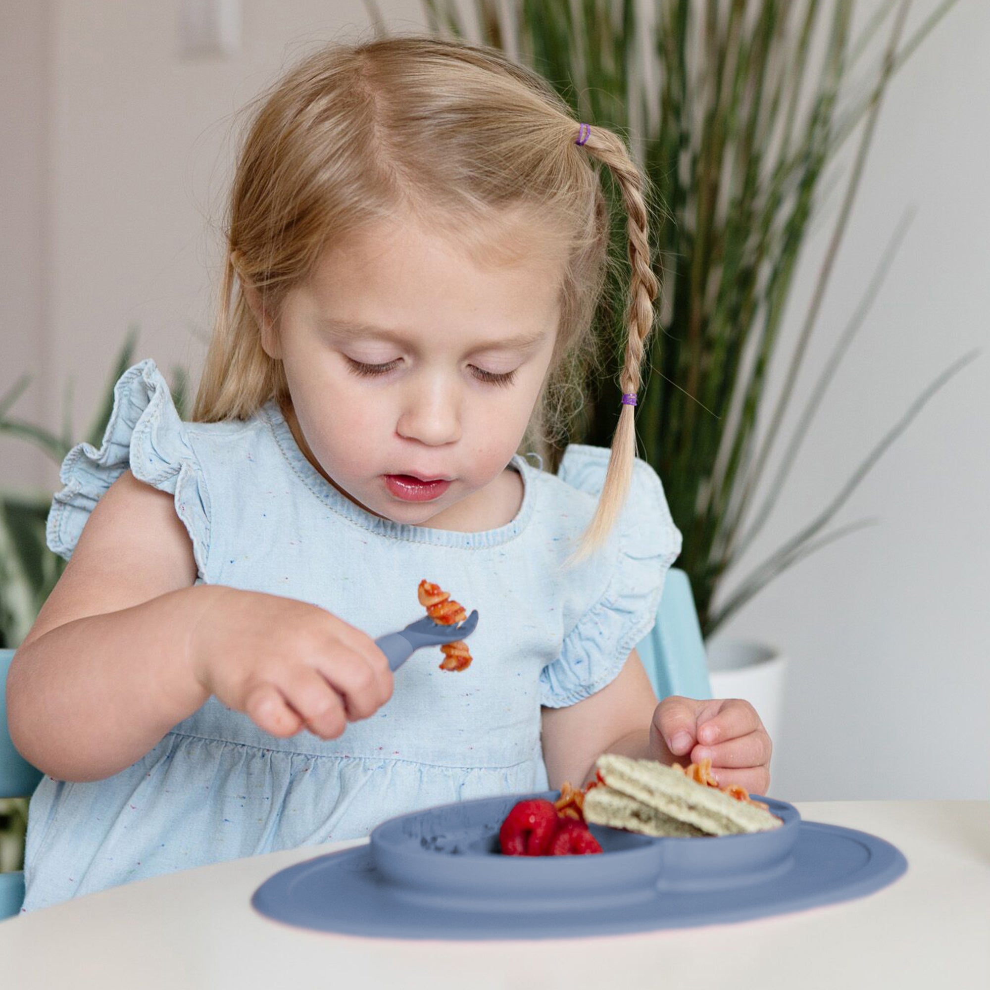 ezpz mini feeding set, indigo. matarstell fyrir börn. kemur í kassa - fullkomin gjöf. 